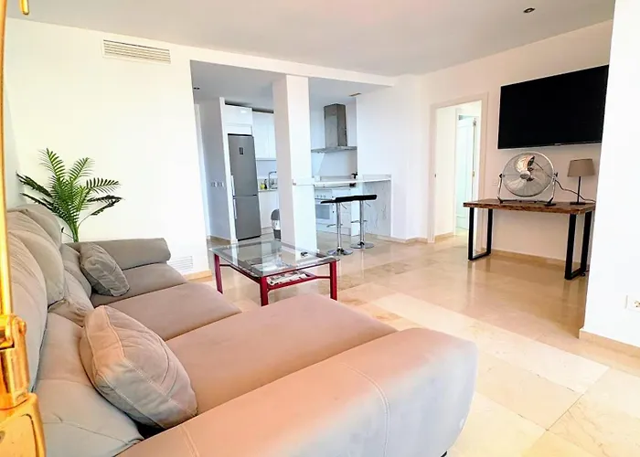 Modern, Location 2 Bedroom, Sea View شقة إِستيبونا